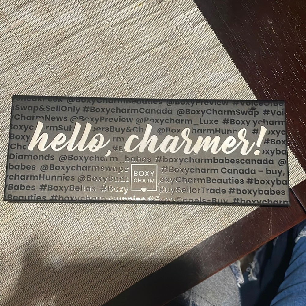 This Palette features a blend of 12 matte and shimmery shades